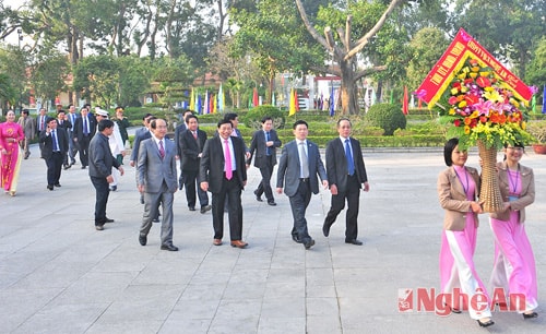 Đoàn đến khu di tích Kim Liên dâng hoa