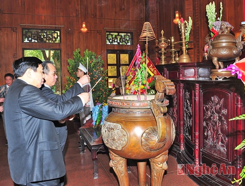 Đồng chí Nguyễn Xuân Đường và đồng chí Trần Hồng Châu dâng hương