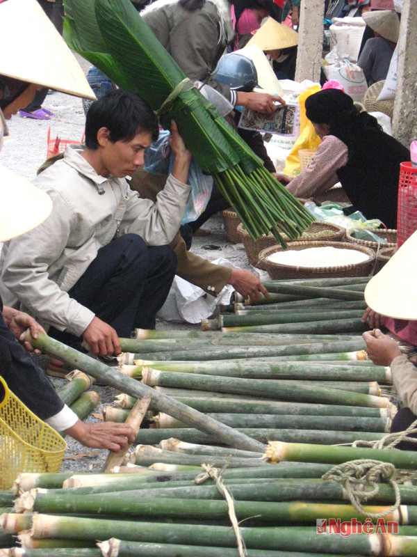 Người dân đi chợ mua gạo nếp, lá dong, ống giang để gói bánh chưng đón Tết. 