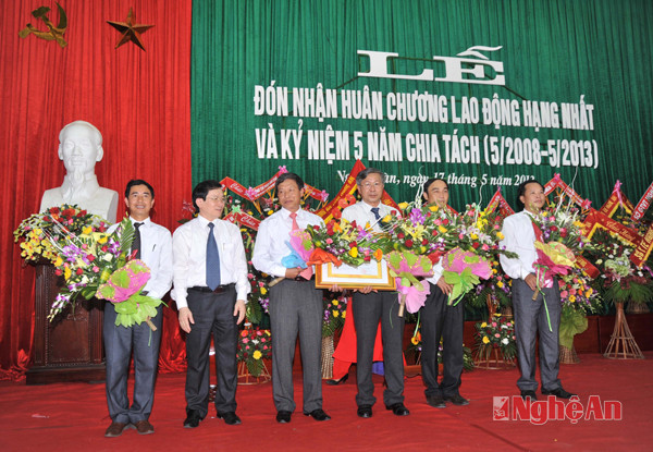 Huyện Nghĩa Đàn đón nhận Huân chương Lao động hạng Nhất, năm 2013.