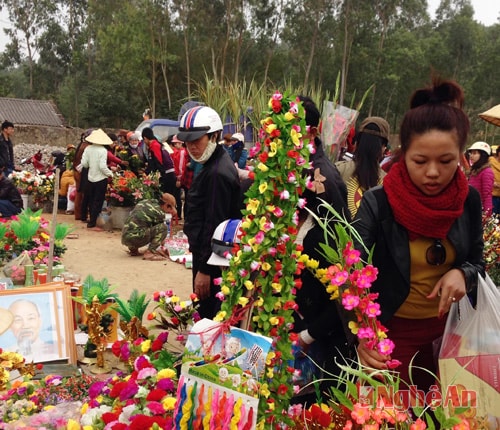 Hàng hoa nhựa rực rỡ