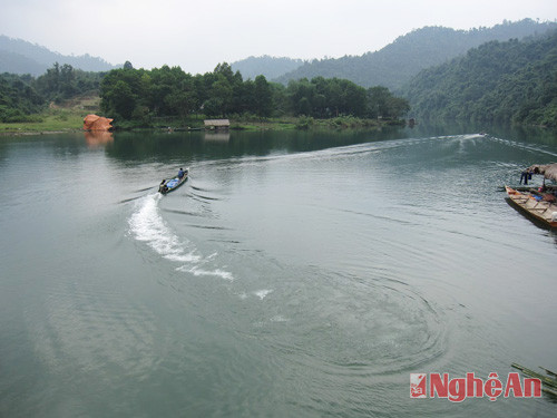 Du thuyền trên sông Giang