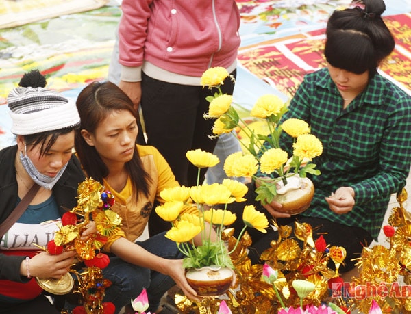 Chọn hoa Tết. 