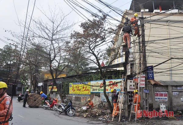 Ngành điện lực và viễn thông phối hợp xử lý sự cố tại khu vực Trạm điện Liên Cơ.