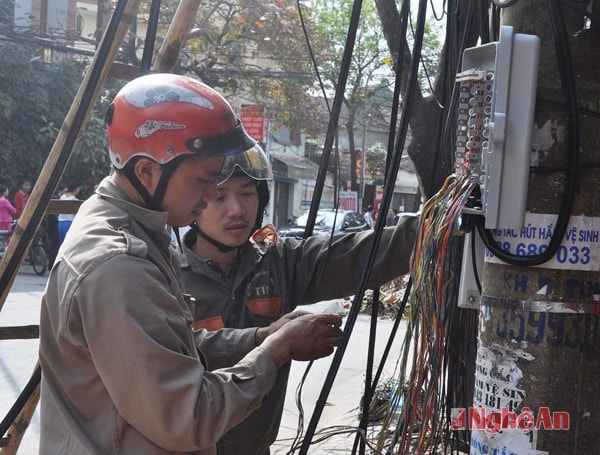 Cán bộ, công nhân kỹ thuật ngành Viễn Thông kiểm tra, đấu nôi lại hệ thống thông tin liên lạc.