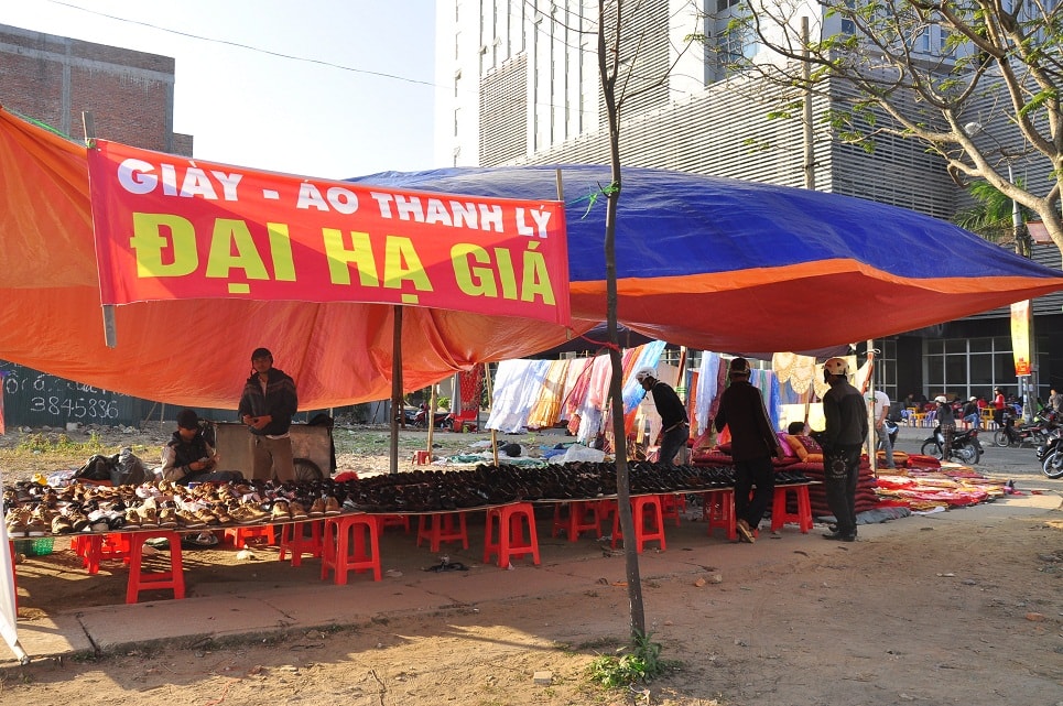 Hàng thảm và hàng giày hạ giá trên đường Quang Trung ế khách