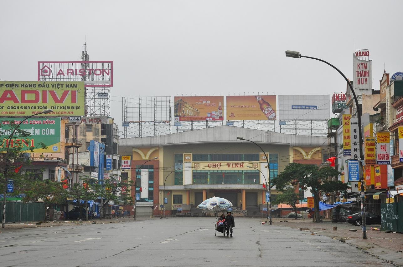 Chợ Vinh, trung tâm thương mại lớn của khu vực Bắc Trung bộ chìm vào giấc ngủ mệt sau một năm mưu sinh với nhiều tất bật, lo toan