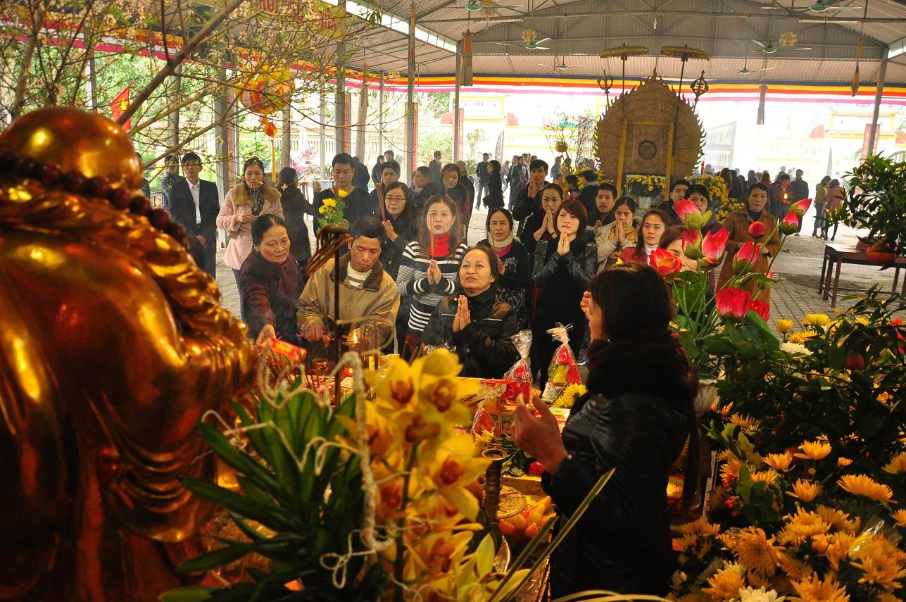 Những nén tâm hương dâng lên Phật tổ tại tổ đình Cần Linh