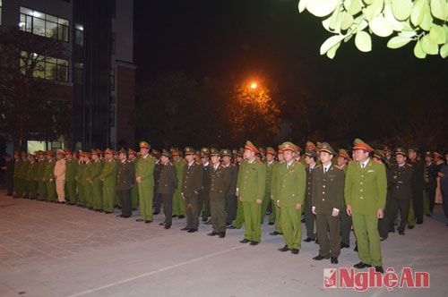 Công an thành phố Vinh tập trung tại trụ sở vào đêm Giao thừa.