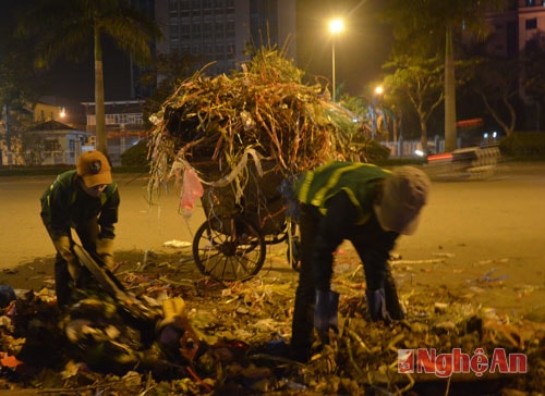 Ngoài đường phố, các công nhân môi trường đô thị miệt mài làm việc.