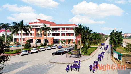 Khuôn viên Trường Cao đẳng nghề KTCN Việt Nam - Hàn Quốc. Ảnh: S.M
