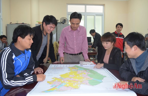 Cán bộ Sở TN&MT kiểm tra bản đồ địa chính huyện Quỳnh Lưu.
