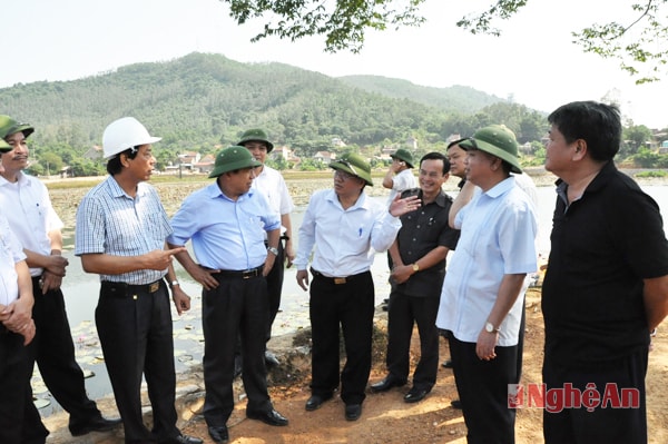 Chủ tịch UBND tỉnh Nguyễn Xuân Đường kiểm tra tiến độ thi công Lâm viên Bàu Sen. Ảnh: H.n