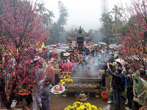 Du khách dâng hương tại chùa Thiên Trù, Lễ hội chùa Hương. Ảnh: TTXVN