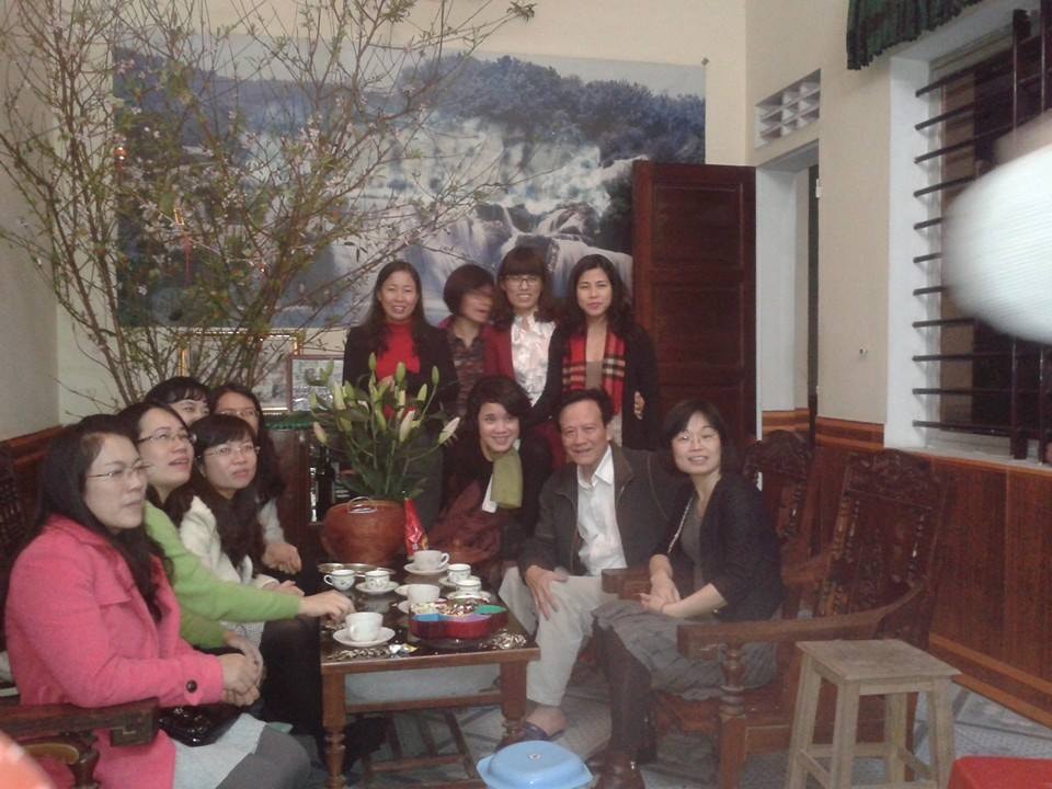 Học trò cũ đến chúc Tết thầy giáo cũ, NGƯT Lê Thái Phong, nguyên giáo viên trường chuyên Phan Bội Châu
