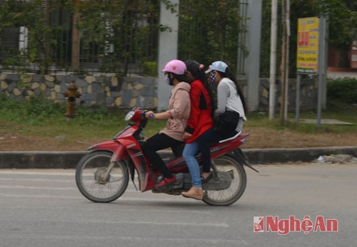 Theo ghi nhận của phóng viên Báo Nghệ An, trong những ngày từ Mùng 1 đến Mùng 4 Tết, cảnh người dân vô tư du xuân không đội mũ bảo hiểm diễn ra ở tất cả các tuyến đường, nhiều nhất là ở thành phố Vinh.