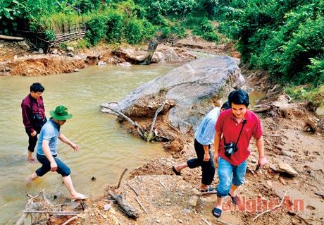 PV Báo Nghệ An đi thực tế, tìm hiểu cuộc sống, bà con vùng lòng hồ Thuỷ điện Bản Vẽ. Ảnh: Hữu Nghĩa.