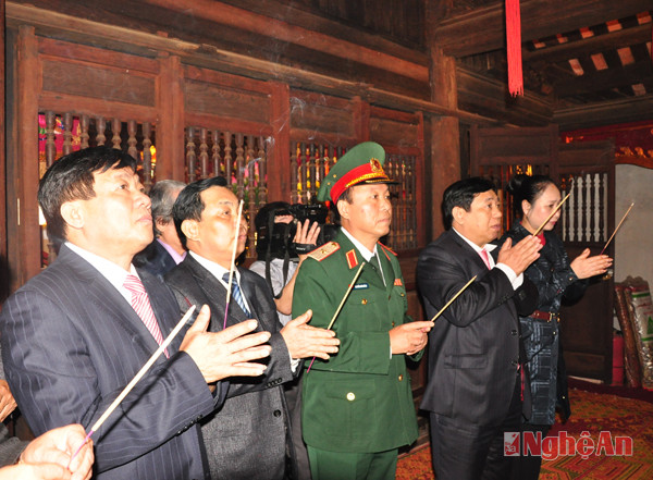 Các đại biểu dâng hương lên vua Quang Trung tại Thượng điện.