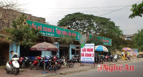 Các cửa hàng kinh doanh trên đường Hồng Bàng hầu hết đã mở cửa.