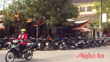 Các quán cà phê tập trung rất đông thanh niên.