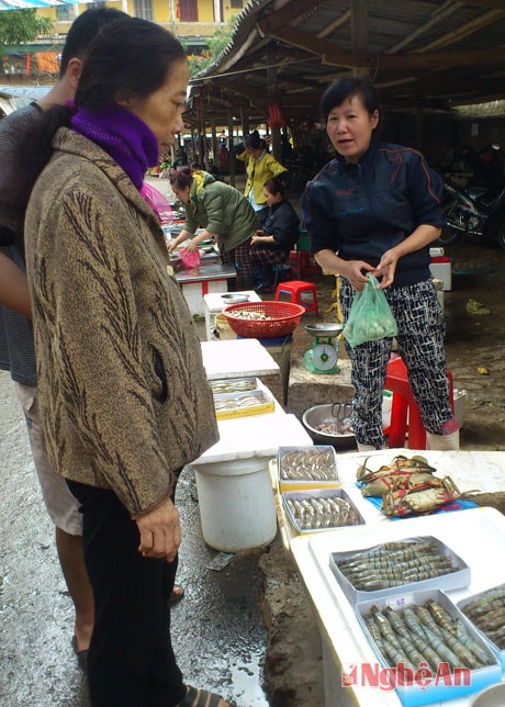 Giá tôm, cua lên 280.000 đồng kg vẫn có đông người mua.