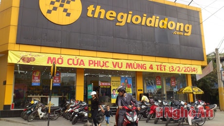 Ra Tết, cửa hàng điện thoại di động đã tấp nập bán- mua.
