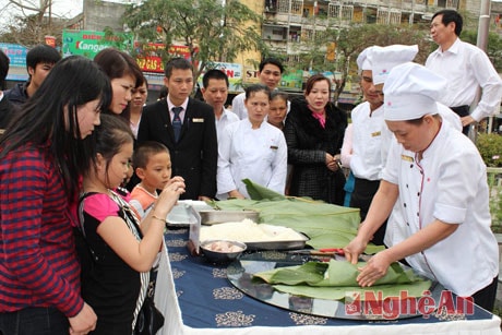 Đội thi gói bánh chưng.