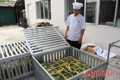 Chiếc bánh chưng được gói dâng lễ bà Hoàng Thị Loan