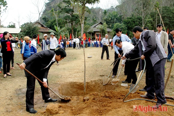 Lãnh đạo huyện trồng cây xanh tại đường vào danh thắng Hang Bua (xã Châu Tiến)