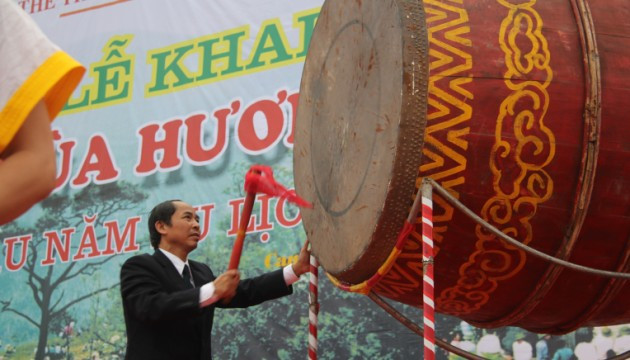 Phó Chủ tịch UBND tỉnh Hà Tĩnh Nguyễn Thiện đánh trống khai hội chùa Hương Tích.