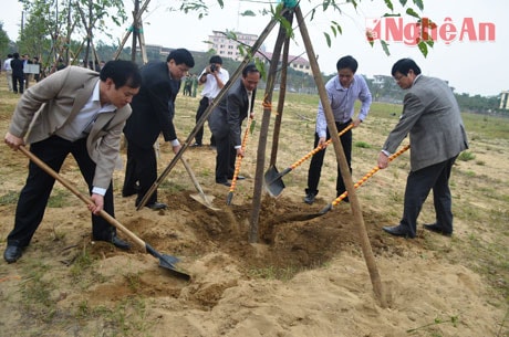 Các đồng chí lãnh đạo tỉnh và các ngành tham gia trồng cây đầu Xuân