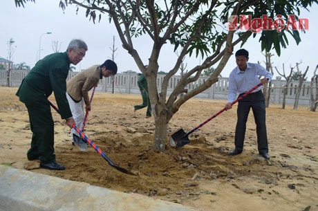 Nhân dân tham gia trồng cây tại khuôn viên bệnh viên đa khoa 700 giường hưởng ứng lễ phát động