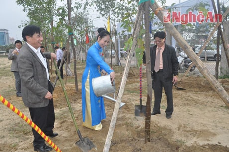 Các đồng chí lãnh đạo tỉnh trồng cây tại địa điểm quy hoạch khu hành chính cấp tỉnh đầu Đại lộ Lê Nin
