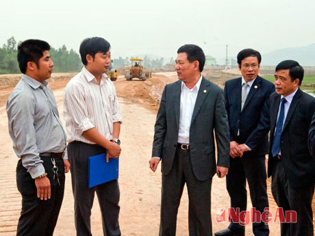 Đồng chí Hồ Đức Phớc đề nghị tập trung đẩy nhanh tiến độ đường vào dự án.