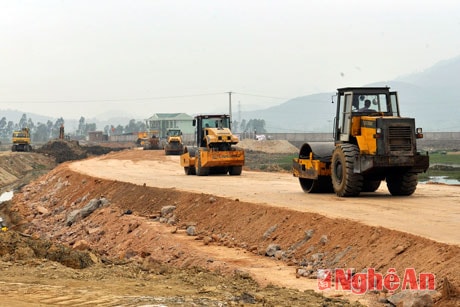 Tập trung máy móc thiết bị đẩy nhanh tiến độ đường vào dự án.