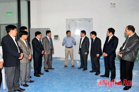 Nghe giới thiệu về quy mô dây chuyền sản xuất.