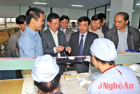 Xem sản phẩm trang sức được chế tác từ đá quý.