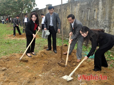 Các đồng chí Ban biên tập tham gia trồng cây đầu Xuân.