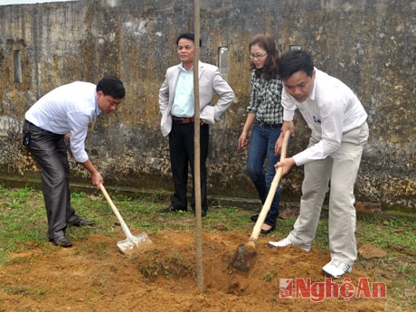 Cán bộ, phóng viên phòng Thời sự tham gia trồng cây đầu Xuân