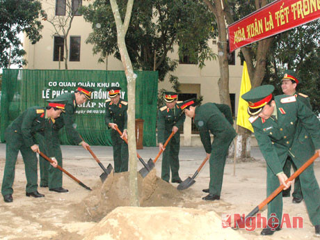Thủ trưởng Bộ tư lệnh Quân khu trồng cây tại cơ quan Quân khu.