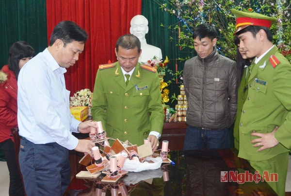 Công an phường Quang Trung, TP. Vinh vận động người dân tự giác giao nộp pháo trong đêm giao thừa.