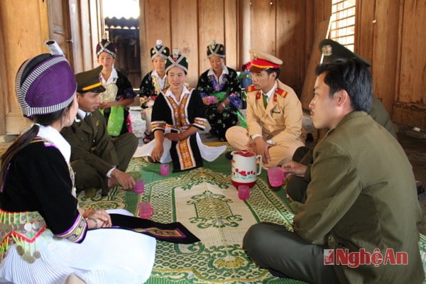 Công an huyện Kỳ Sơn tuyên truyền phòng chống ma túy.