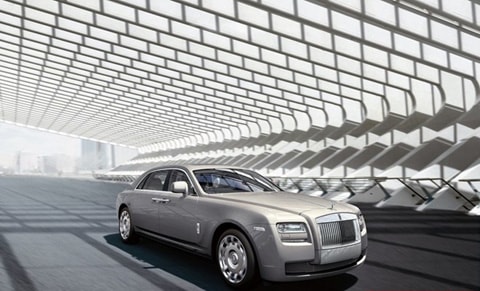 Ngoại thất của Rolls-Royce Ghost Phi Mã về cơ bản tương tự mẫu Ghost phiên bản dài.