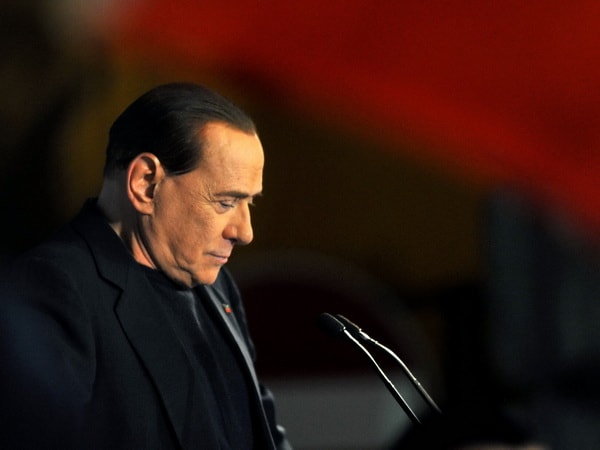 Ông Silvio Berlusconi phát biểu bên ngoài nhà riêng tại Rome sau khi bị loại khỏi Thượng viện. (Nguồn: AFP/TTXVN)