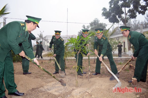 Các đồng chí lãnh đạo Bộ chỉ huy trồng cây đầu xuân.