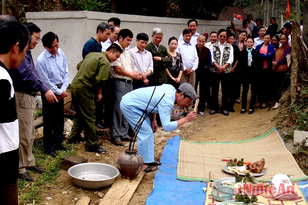 Thầy mo làm lễ cúng