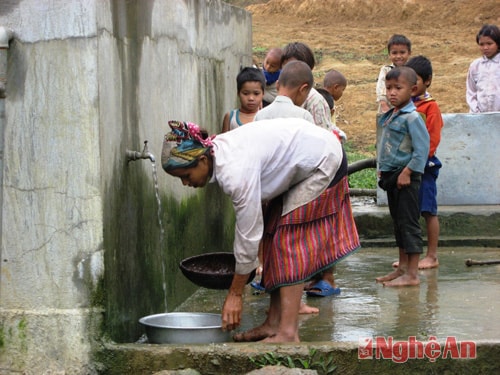 Nước sạch về bản.