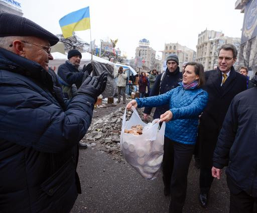 Trợ lý Ngoại trưởng Mỹ Victoria Nuland trên đường phố Kiev tháng 12/2013 (Nguồn: AFP)