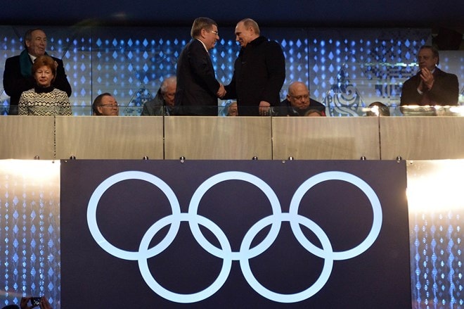 Tổng thống Nga Vladimir Putin (phải) bắt tay Chủ tịch Ủy ban Olympic quốc tế Thomas Bach tại lễ khai mạc. (Nguồn: AFP/TTXVN)