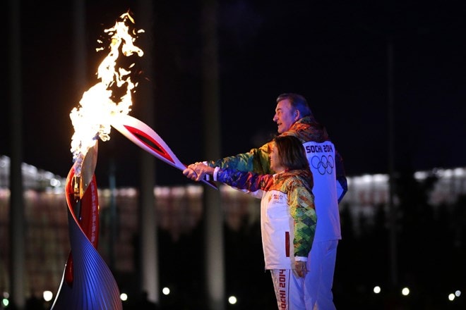 Cuối cùng, ngọn đuốc Olympic đã được Irina Rodnina (trái) và vận động viên Vladislav Tretyak thắp lên đài lửa Olympic Mùa Đông 2014. (Nguồn: AFP/TTXVN)